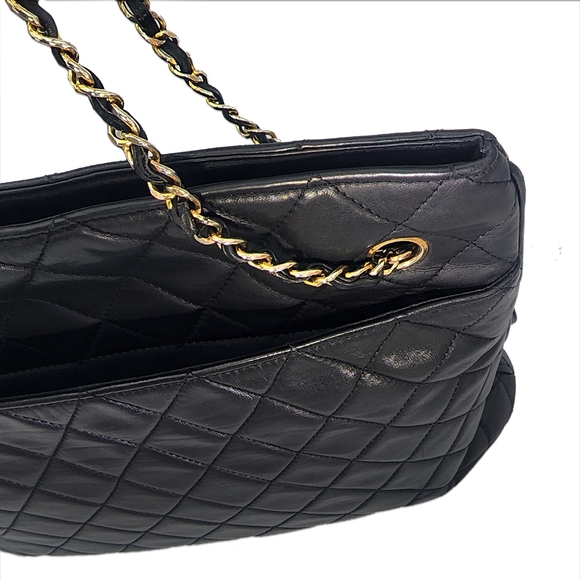 Vintage Chanel Tote Bag - Lambskin Quilted Leather w/ Gold Chain & CC Charm - Picture 11 of 15